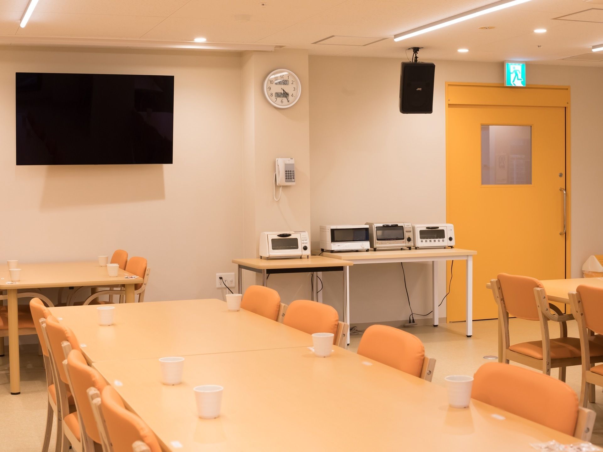 広い食堂には、大型の壁掛け式テレビが設置されている。天井に設置されたスピーカーも大きな物が選ばれている。