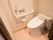 居室の玄関横には個室タイプのトイレが設けられている。温水洗浄便座やナースコールなどのボタン類が壁に取りつけてある。