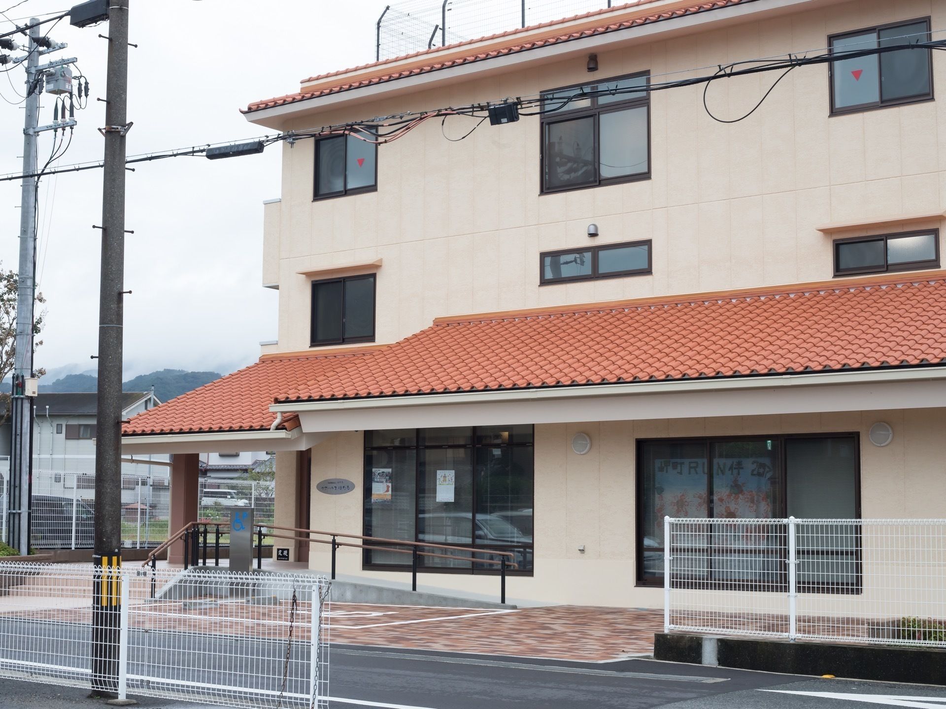 建物内で仕事をしているスタッフ。誰かに目線を合わせ、会話しようとしている。