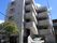 都会的なマンションを思わせる介護施設。建設されて日が浅いので屋内もピカピカ。道路と建物との距離が短いので車から降りて長く歩かなくてよい。