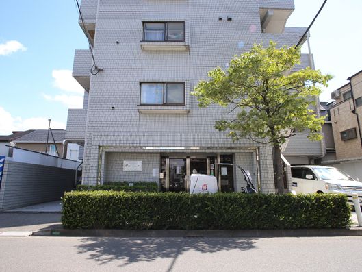 道路に面したエントランス