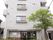 マンション並みの高級感あふれる介護施設です。エントランス目の前の植木はきれいに剪定されていて美しい。