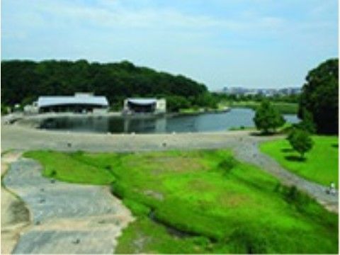 施設の近くには森と池のある自然豊かな公園がある。とても広々とした公園なのでゆったりと散歩が楽しめる。