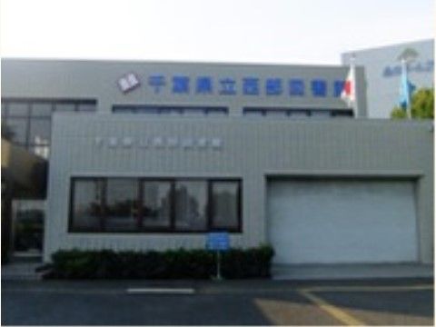 施設の近くには図書館がある。歩いて数分の距離にあるので、気軽に幅広いジャンルの読書を楽しむことができる。