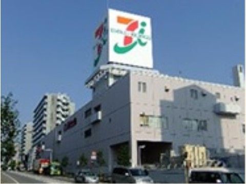 近くには大型スーパーがある。食料品や日用品はもとより、衣類や肌着など、生活に必要なものを揃えることができる。