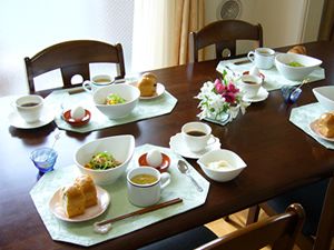 4人分の食事が用意されたテーブル