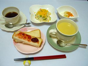 ジャムトーストとコーンスープとサラダ、コーヒーのセット