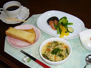 トーストと卵スープ、野菜のソテーとコーヒーのセット