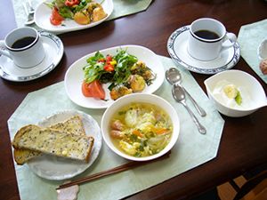 トーストと野菜のスープ、サラダとヨーグルトのデザートとコーヒーのセット