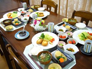 4人掛けのテーブルに食事が用意されている様子