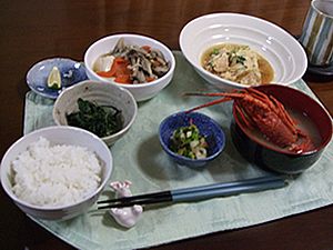 野菜の煮物や伊勢海老料理のセット