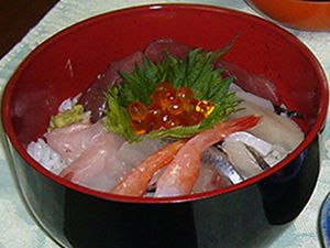 海老やいくらの海鮮丼
