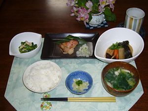 焼き魚と野菜の煮物とごはんと味噌汁のセット