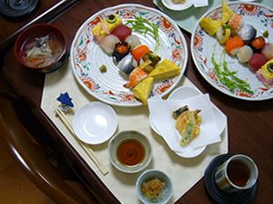 天ぷらと手まり寿司と吸い物のセット