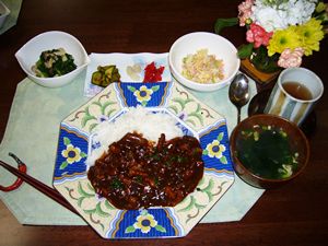 ハヤシライスとスープと野菜の和え物や漬物