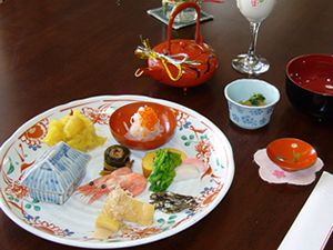 海老やいくら、栗きんとんや数の子、昆布巻きや厚焼き玉子などのおせち料理