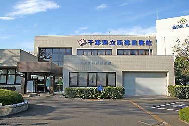 施設の近くには図書館がある。歩いて数分の距離にあるので、気軽に幅広いジャンルの読書を楽しむことができる。