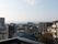 屋上からは街を見下ろし、遠くに見える山々まで見通せる。近隣の様子と季節の移り変わりを知ることができる。