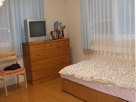 居室は広々としているので、お好きな家具を置いていただける。床は、ナチュラルブラウン色のフローリングを採用している。