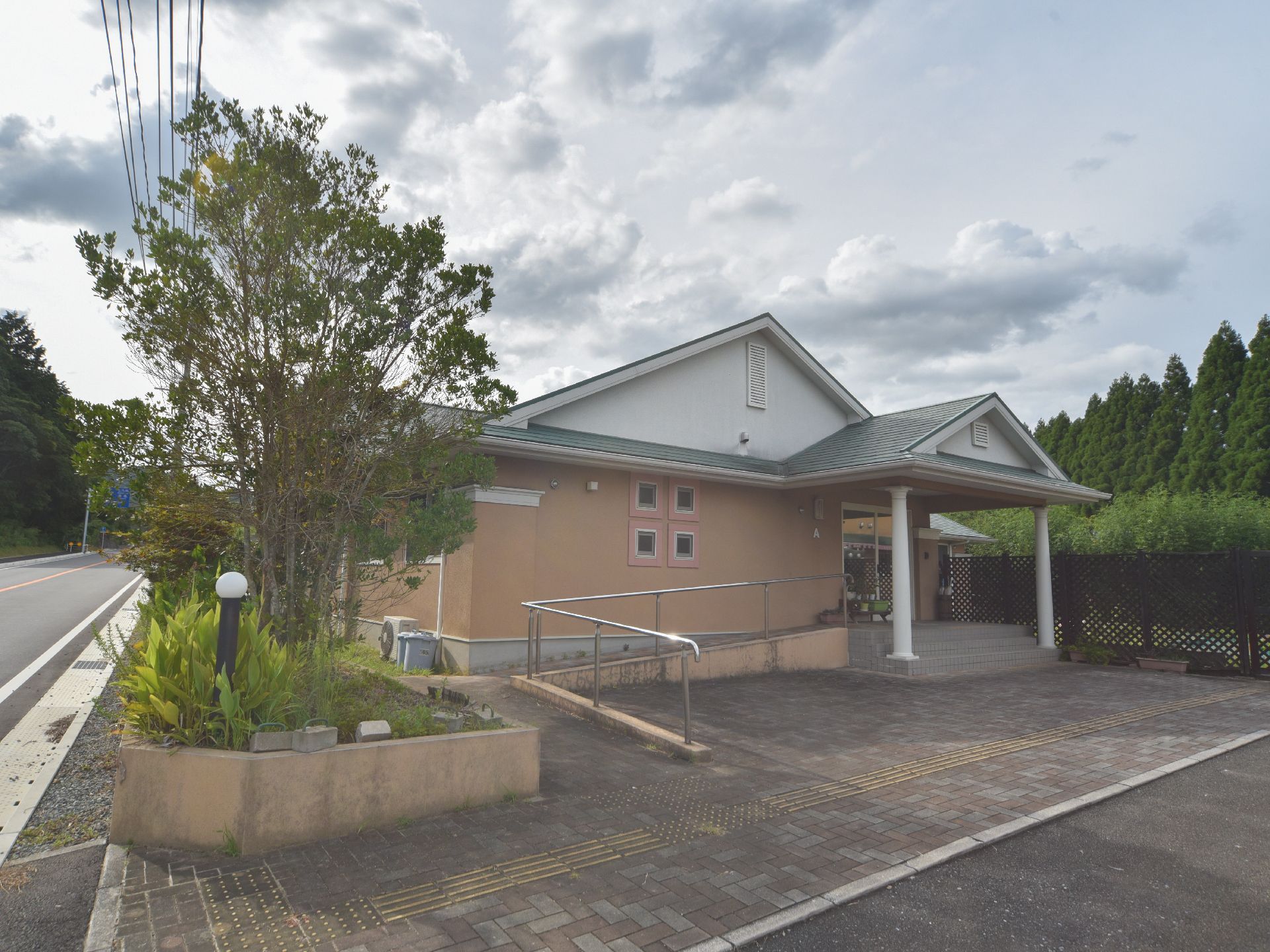 施設は広い道路に面した場所に建てられており、道路から玄関までの段差はなく、スロープが設けらえている。