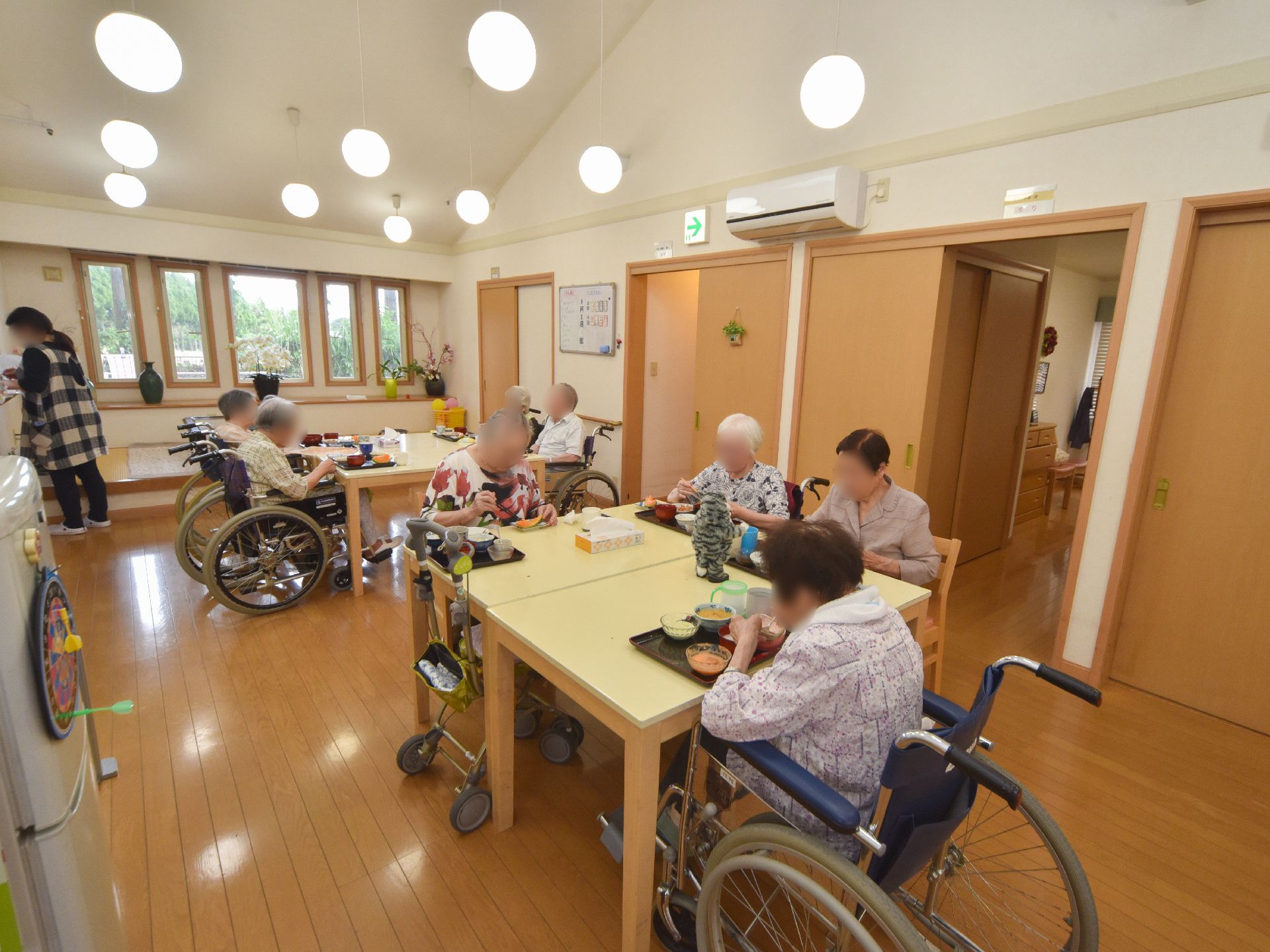 居室の扉を開けると食事や談話を楽しむ共有フロアになっているので、車椅子の方もストレスなく移動できる構造になっている。