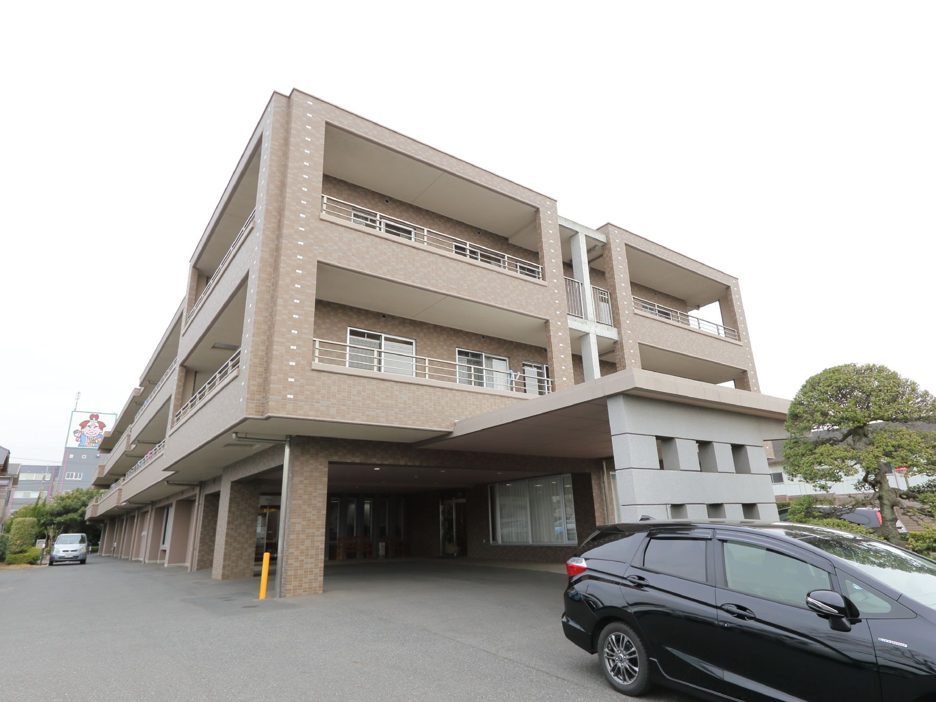 外観は通常のマンションのようで、施設周辺を生け垣が覆っている。玄関そばまで車が横付けできるようになっている。