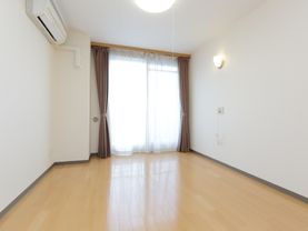 老人ホームの部屋は個室である。天井の証明と壁に間接照明が設置してある。エアコンが完備してある。ボックス式のカーテンルールが設置してある。