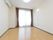 老人ホームの部屋は個室である。天井の証明と壁に間接照明が設置してある。エアコンが完備してある。ボックス式のカーテンルールが設置してある。