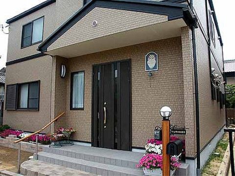 建物入り口に向かう階段には手すりが付いている。建物前の花壇には花が植えられ、階段の端にも鉢植えの花が置かれていて綺麗である。