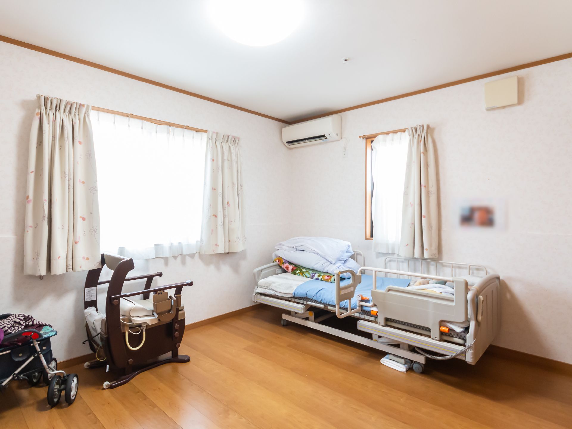 面積の広い、介護ベッドが設置されている居室