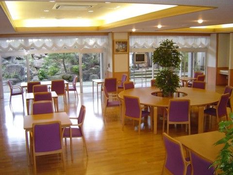 ドーナツ状になっているテーブルの中央に、観葉植物が設置されているテーブルセットもあるおしゃれなリビング