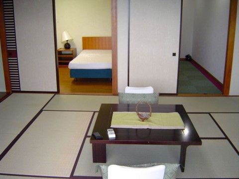 和洋の２種類の部屋と広い収納スペースがある居室。室内には、机、座椅子、ベッド、サイドランプ、棚が備え付けてある。