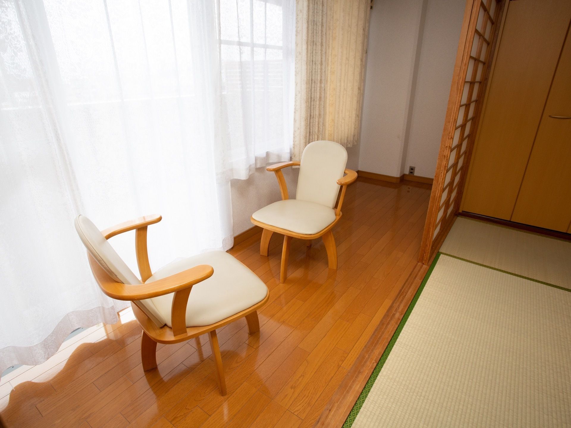 畳敷きに障子扉が設置されている居室である。設けられた木目調の廊下には、白い椅子が2脚、向い合せで置かれている。