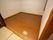 畳から襖を開けた奥にフローリングの小部屋が続いている。床は清潔に保たれており、照明が反射するほど光っている。