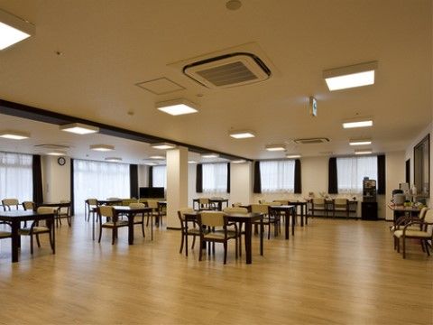 食堂は窓が多く設けられていて、明るく広々としている。通路として広く空けてあるので、車椅子をご利用の方も楽に移動することができる。