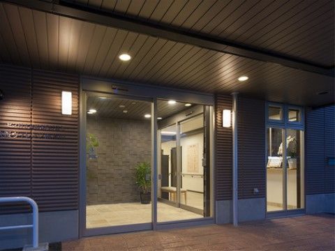 エントランスのドアは２重になっているので、ドア開閉時に塵や埃が内部に入り込まなく衛生的。施設内の冷暖房設備にも影響が出ないので省エネである。