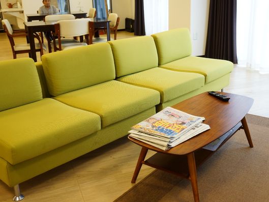 ソファのあるラウンジ