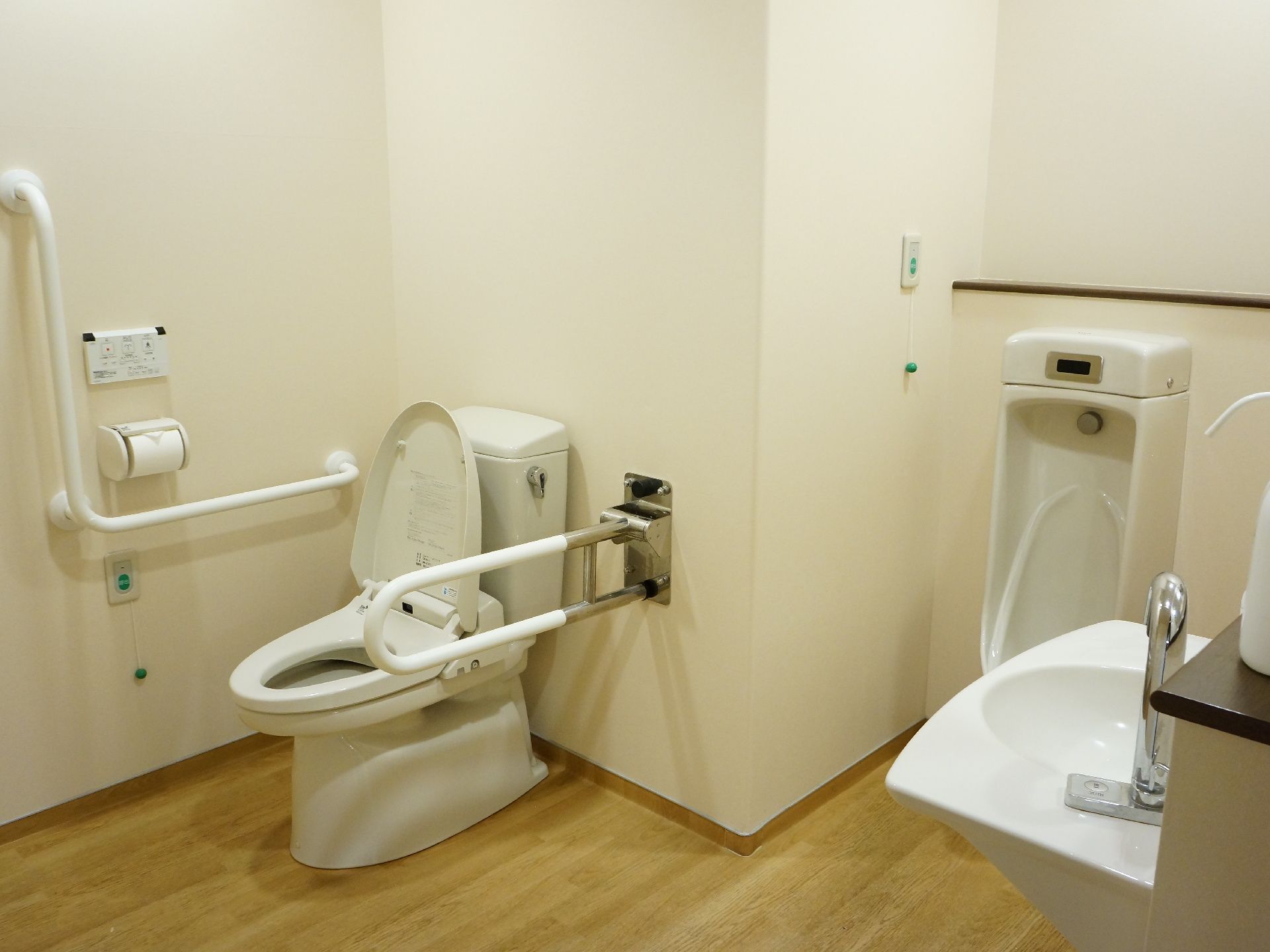 トイレには車イスのままでも手が洗える洗面台が設置されている。また緊急時の呼び出しボタンも備え付けられている。