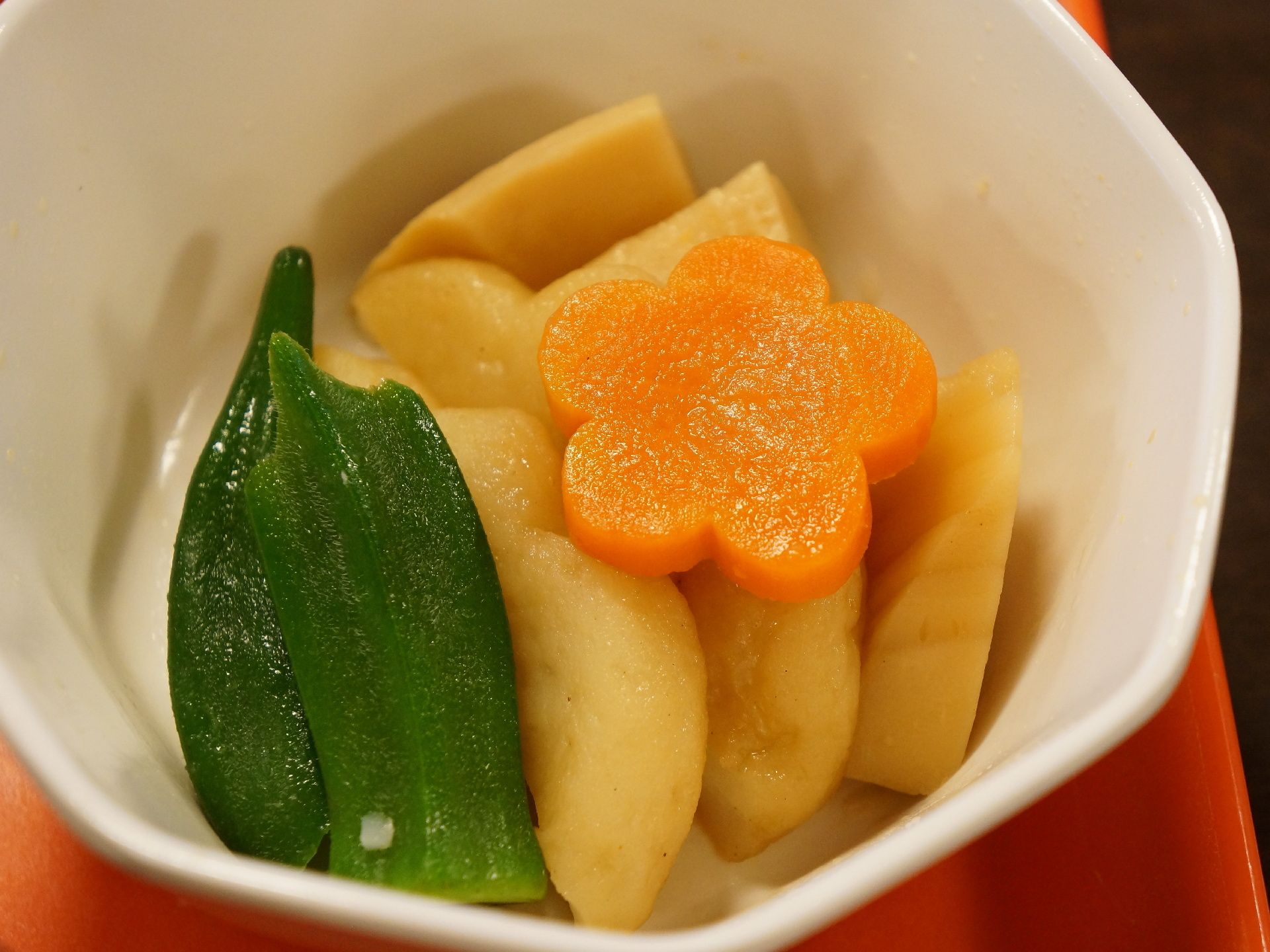 入居者に提供されている食事は栄養面はもちろんのこと、見た目や食べやすさにもこだわったメニューとなっている。