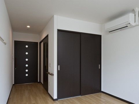 居室のドアはすべて引き戸タイプなので、誰でも簡単に開閉することができる。室内は清潔感があり、ツートンカラーがスタイリッシュな印象。