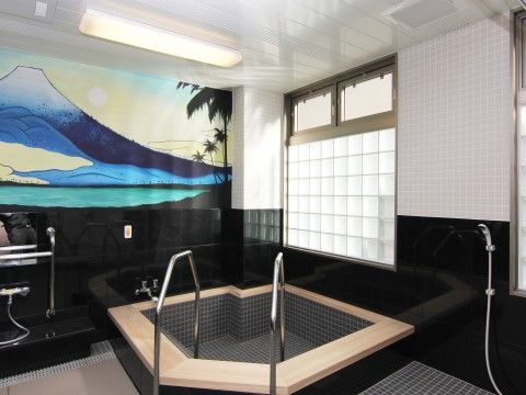 壁に大きな絵が描かれている、シックな雰囲気の広い浴室