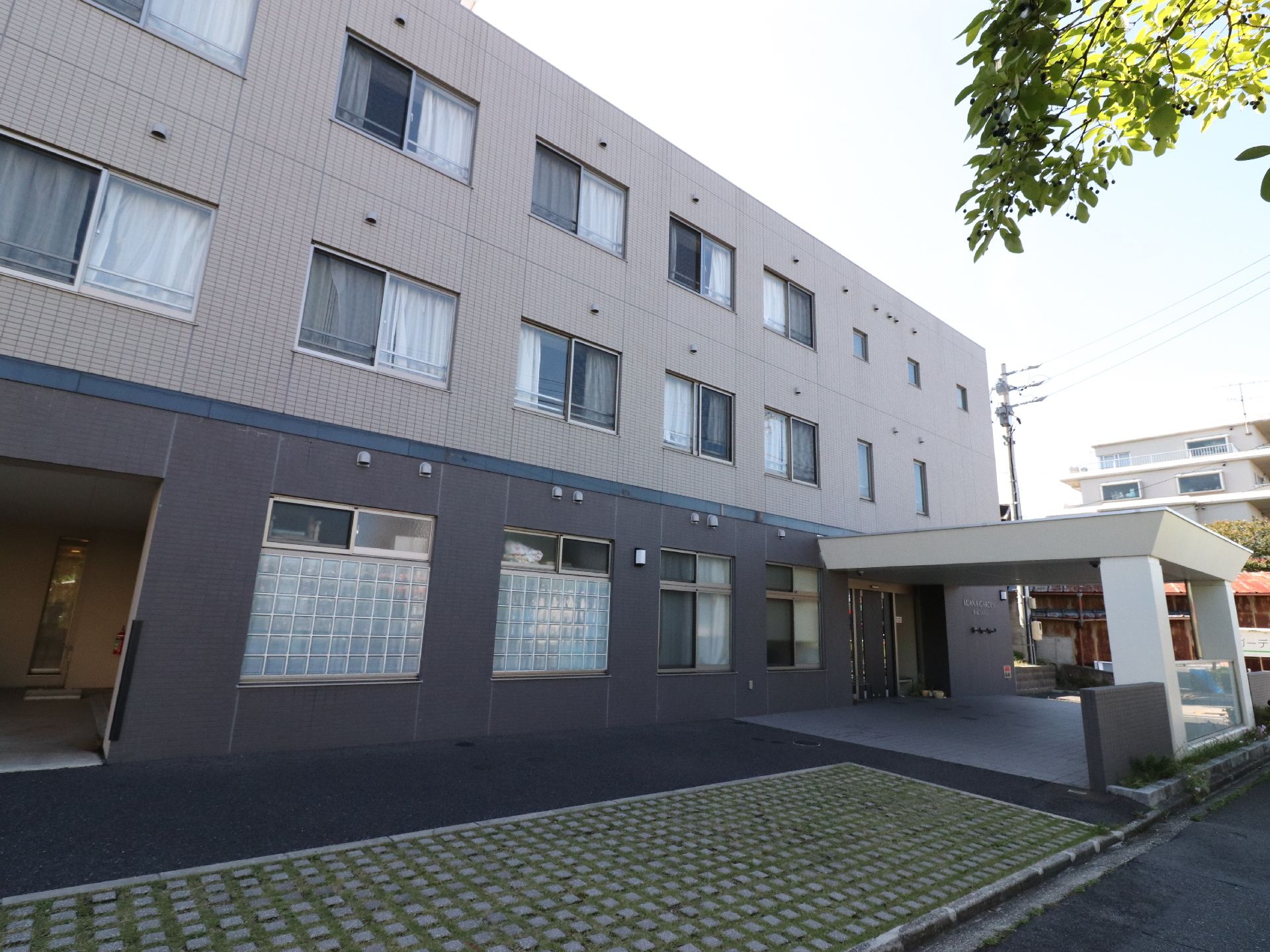 施設は3階建てになっていて、横に広くなっている。1階の玄関入り口付近には屋根が付いている。1階から3階の外壁の色は異なっている。
