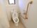 トイレには窓があるので、空気の循環が良くなっている。L字型の手すりの上にはトイレットペーパーフォルダーと操作パネルがついている。