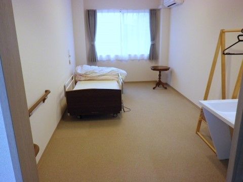 介護ベッドが設置された居室