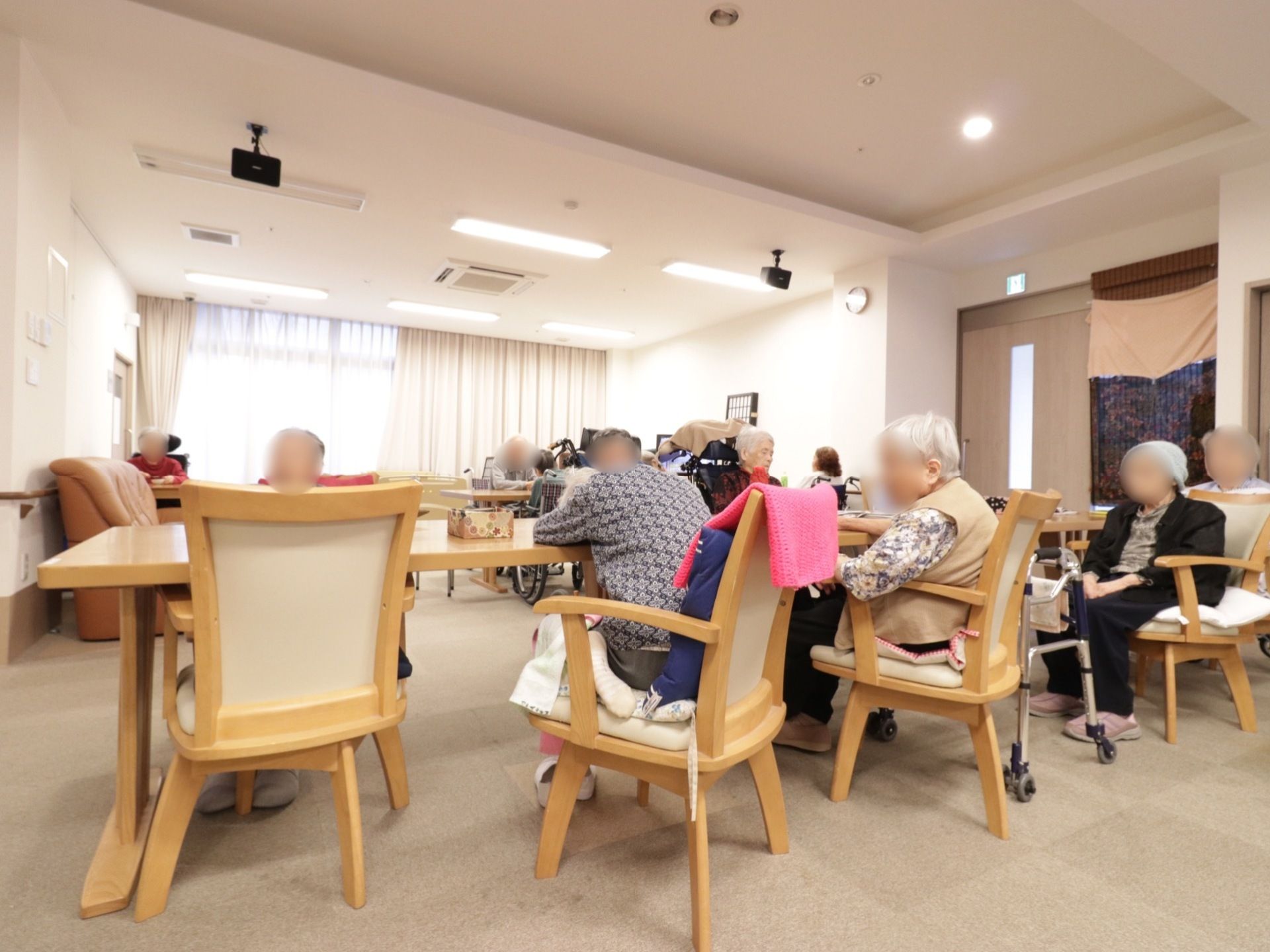 食堂の椅子は、脚もひじ掛けの部分も丸みのあるデザインとなっている。テーブルも同様に角が丸く、ぶつかったときの痛みが少ない。