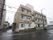 施設は3階建ての建物である。色は淡いベージュと濃いベージュのツートンカラーである。入り口は向かって左側を入ったところにある。