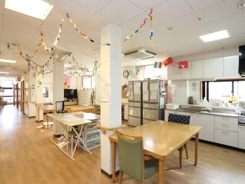 「星風会グループホーム こすもす あやせ」のリビング。家庭的で温かな雰囲気。