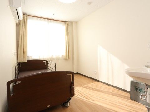 「星風会グループホーム こすもす あやせ」の居室。好きなものを持ち込めるシンプルな部屋。