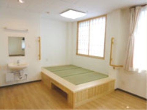 「星風会グループホーム こすもす あやせ」の居室。畳のベッド置ける。