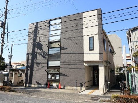 「星風会グループホーム こすもす あやせ」の外観。モノクロのチャーミングなデザイン。